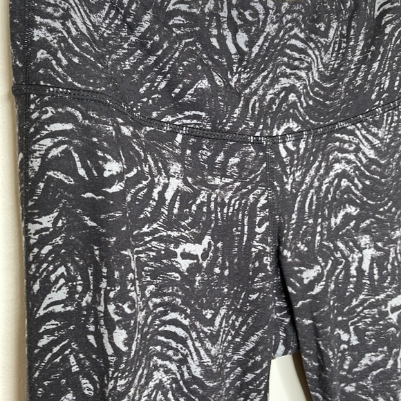 Athleta Chaturanga Zebra Capri - Picture 2 of 7